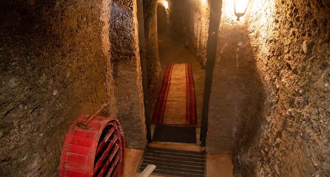 Grotta sotteranea allestita