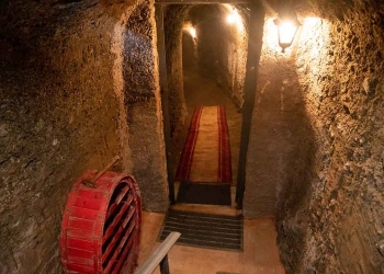 Grotta sotteranea allestita